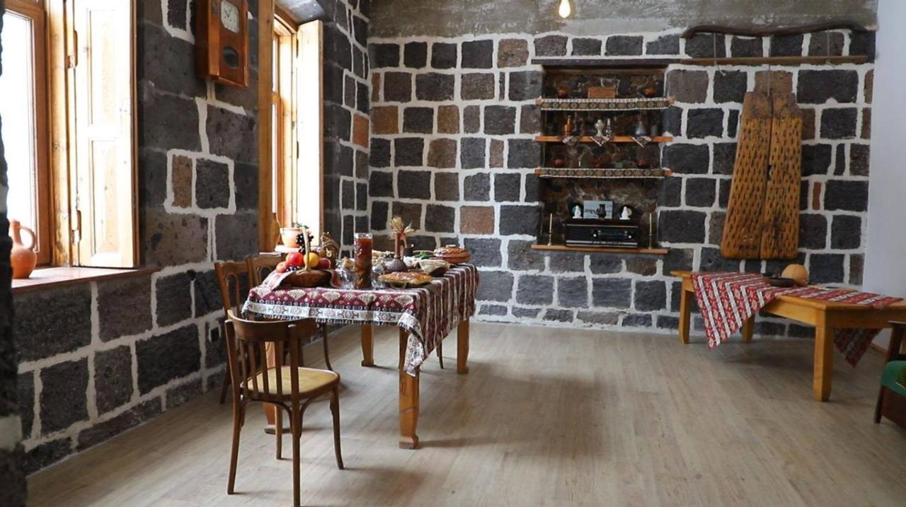 Guesthouse Emma Gjoemri Buitenkant foto